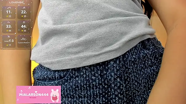 Snapshot of LARSONMIA chatting on November 12, 2025, 12:27 pm LARSONMIA online show from November 12, 2025, 12:27 pm