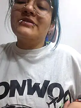 Snapshot of lucky-leah chatting on May 13, 2026, 4:10 am lucky-leah online show from May 13, 2026, 4:10 am