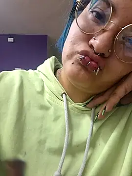 Snapshot of lucky-leah chatting on May 15, 2026, 3:35 am lucky-leah online show from May 15, 2026, 3:35 am