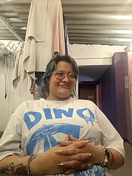 Snapshot of lucky-leah chatting on July 5, 2026, 4:19 am lucky-leah online show from July 5, 2026, 4:19 am