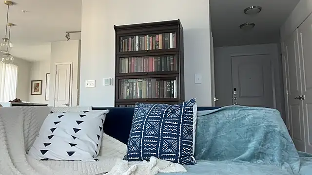 YUMIandbigWOLF online show from February 2, 2025, 6:20 pm