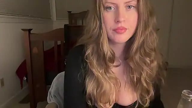 YUMIandbigWOLF online show from May 4, 2026, 2:18 am