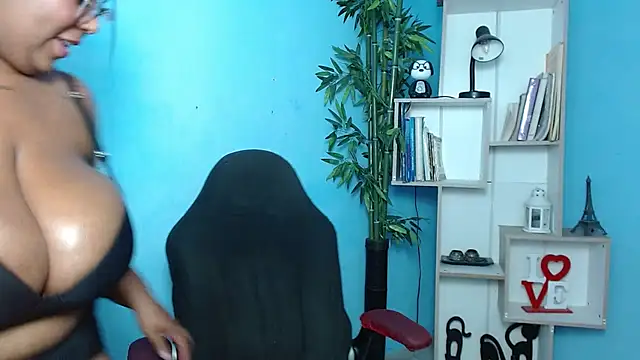 Snapshot of bbw_charlote chatting on February 12, 2025, 12:01 pm bbw charlote online show from February 12, 2025, 12:01 pm