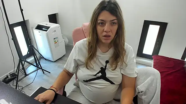 Dyana Kaylinn online show from May 28, 2026, 4:54 am