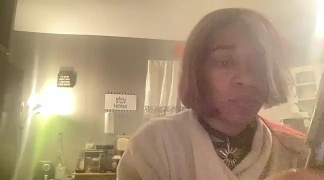 Snapshot of MommyConfident chatting on February 3, 2025, 4:14 am MommyConfident online show from February 3, 2025, 4:14 am