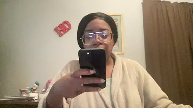 Snapshot of MommyConfident chatting on November 19, 2025, 2:06 pm MommyConfident online show from November 19, 2025, 2:06 pm