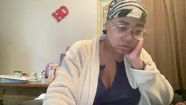 Snapshot of MommyConfident chatting on December 3, 2025, 3:10 pm MommyConfident online show from December 3, 2025, 3:10 pm