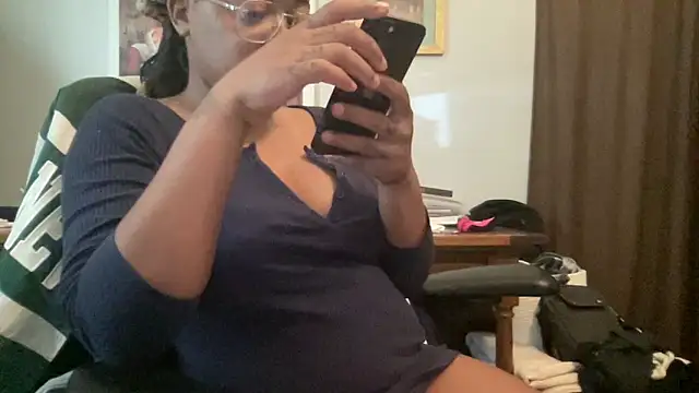 Snapshot of MommyConfident chatting on May 26, 2026, 7:43 pm MommyConfident online show from May 26, 2026, 7:43 pm