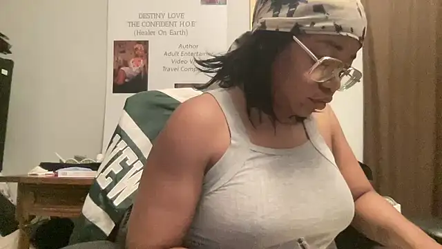 Snapshot of MommyConfident chatting on May 27, 2026, 1:57 am MommyConfident online show from May 27, 2026, 1:57 am