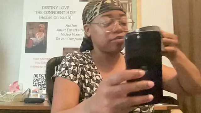 Snapshot of MommyConfident chatting on June 7, 2026, 7:39 pm MommyConfident online show from June 7, 2026, 7:39 pm