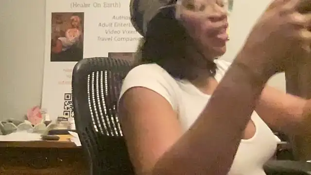 Snapshot of MommyConfident chatting on June 10, 2026, 5:39 am MommyConfident online show from June 10, 2026, 5:39 am