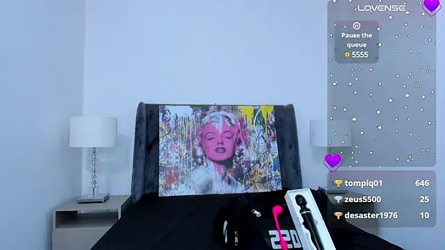 Snapshot of AmberAdams_ chatting on December 17, 2024, 5:47 pm AmberAdams online show from December 17, 2024, 5:47 pm