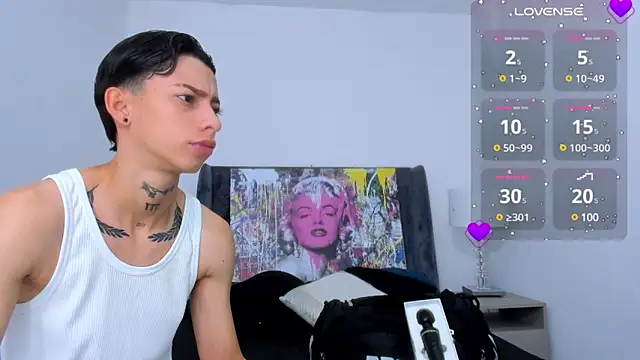 Snapshot of AmberAdams_ chatting on December 18, 2024, 1:23 pm AmberAdams online show from December 18, 2024, 1:23 pm