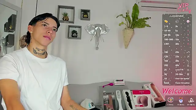 AmberAdams  online show from December 20, 2025, 2:46 pm