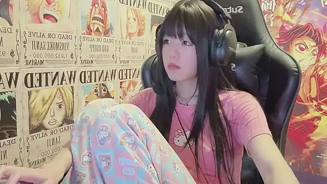 SNAKEgirlQAQ online show from June 1, 2026, 4:41 pm