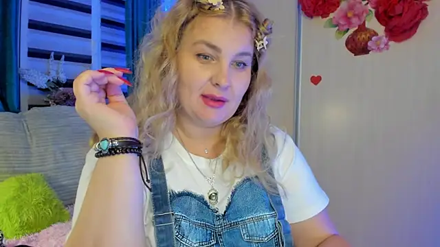 Snapshot of CoraSwon chatting on September 30, 2025, 6:57 pm CoraSwon online show from September 30, 2025, 6:57 pm