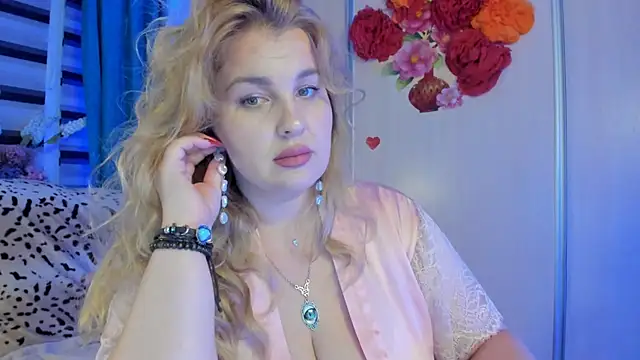 Snapshot of CoraSwon chatting on October 5, 2025, 7:23 pm CoraSwon online show from October 5, 2025, 7:23 pm