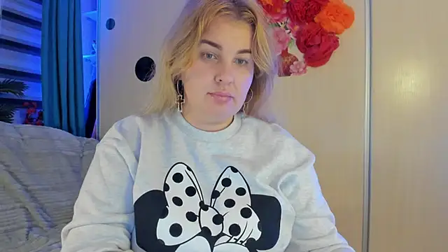 Snapshot of CoraSwon chatting on October 28, 2025, 9:17 pm CoraSwon online show from October 28, 2025, 9:17 pm