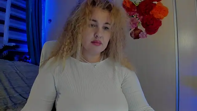 Snapshot of CoraSwon chatting on November 6, 2025, 10:54 pm CoraSwon online show from November 6, 2025, 10:54 pm