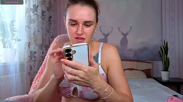 Snapshot of Bella__Swoon chatting on June 25, 2026, 6:18 am Bella Swoon online show from June 25, 2026, 6:18 am