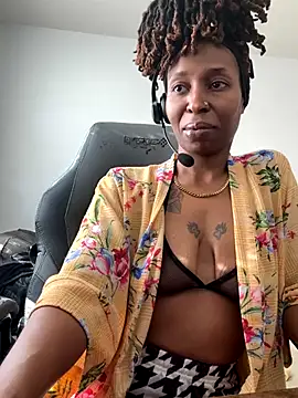 LeyaHoneybuns online show from January 7, 2026, 4:53 pm