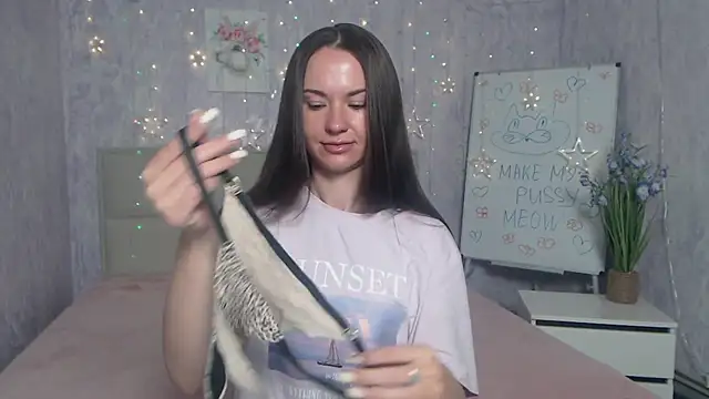 KaraCriegs online show from September 25, 2025, 5:27 pm