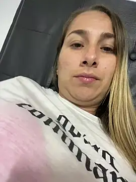 Snapshot of Iris_love18 chatting on February 14, 2025, 1:02 am Iris love18 online show from February 14, 2025, 1:02 am