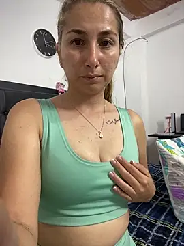 Snapshot of Iris_love18 chatting on March 17, 2025, 8:09 pm Iris love18 online show from March 17, 2025, 8:09 pm