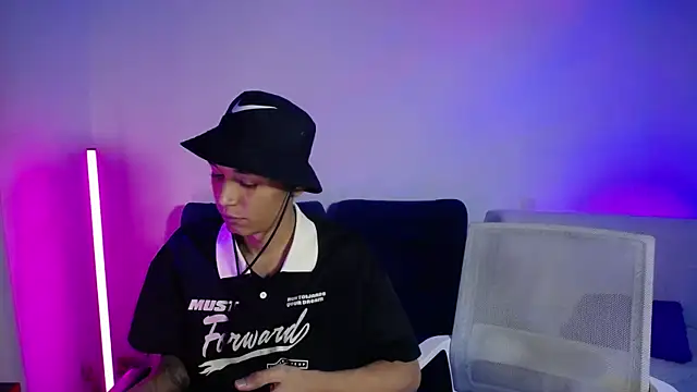 RAV3NHUDSON online show from November 12, 2025, 7:09 am