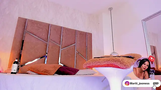 Martinaa Jones  online show from March 10, 2025, 7:29 pm