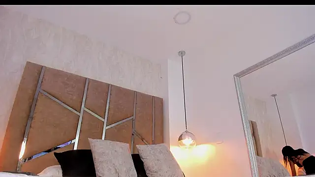 Martinaa Jones  online show from December 17, 2025, 12:00 pm