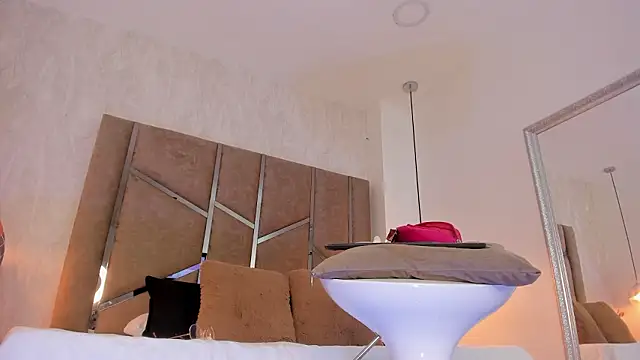 Martinaa Jones  online show from March 4, 2026, 12:55 pm