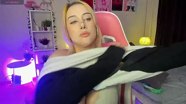 Snapshot of MoranaKit chatting on March 5, 2025, 7:49 am MoranaKit online show from March 5, 2025, 7:49 am