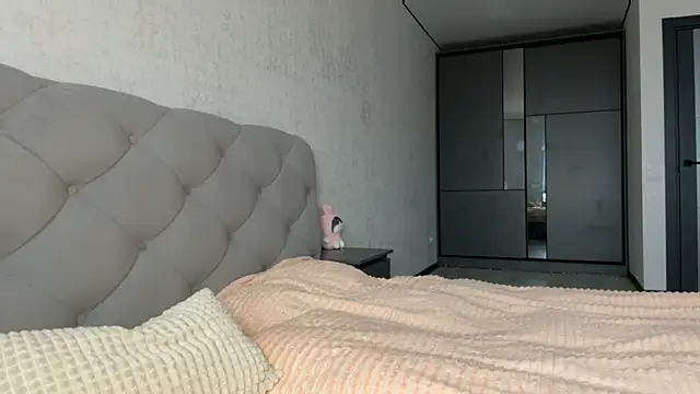 GracefulCharm online show from February 9, 2025, 6:11 am