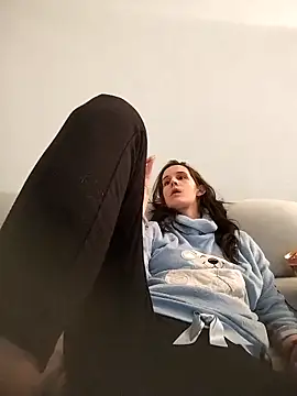 LauraBaby online show from October 8, 2025, 6:27 pm