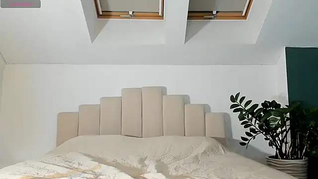 LunAnna online show from September 28, 2025, 6:46 pm