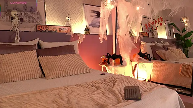 ElleDiane online show from October 21, 2025, 1:28 am