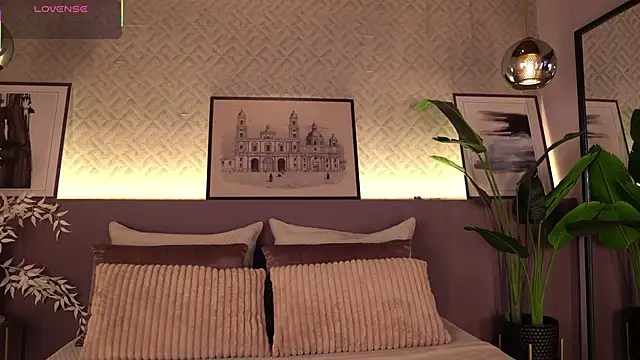 ElleDiane online show from April 28, 2026, 10:37 pm