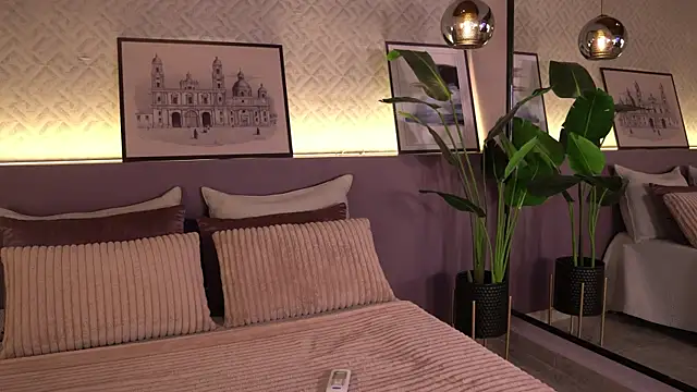 ElleDiane online show from July 24, 2026, 10:41 pm