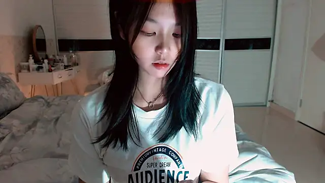 -Lucky Girl online show from November 4, 2025, 2:49 pm