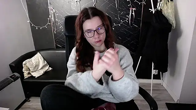 littleviki7 online show from December 16, 2025, 7:02 am