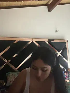 emmyjhonson07 online show from May 27, 2026, 12:29 am
