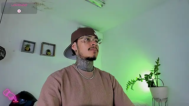 Snapshot of JordanSmiith_ chatting on February 22, 2025, 7:58 pm JordanSmiith online show from February 22, 2025, 7:58 pm