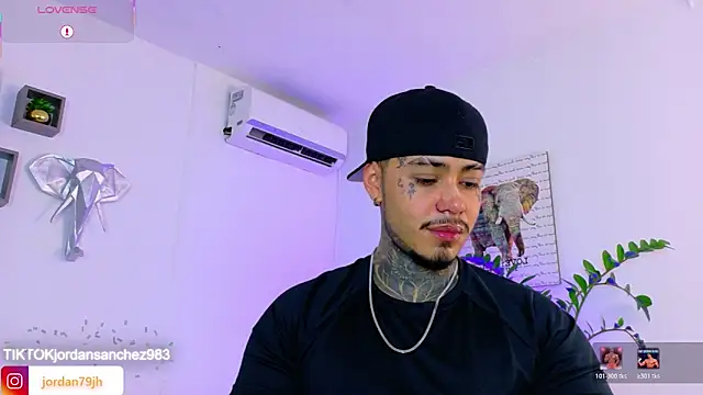 Snapshot of JordanSmiith_ chatting on May 18, 2026, 9:42 pm JordanSmiith online show from May 18, 2026, 9:42 pm