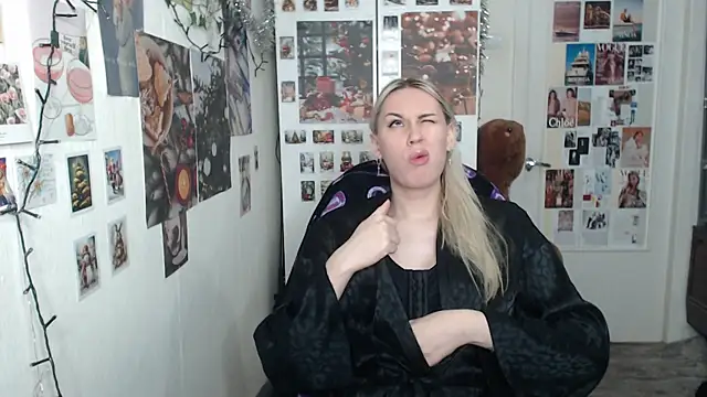 Snapshot of CapriScorpion chatting on December 22, 2024, 2:49 pm CapriScorpion online show from December 22, 2024, 2:49 pm