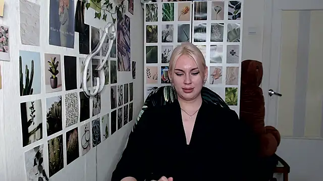 Snapshot of CapriScorpion chatting on November 12, 2025, 1:44 pm CapriScorpion online show from November 12, 2025, 1:44 pm