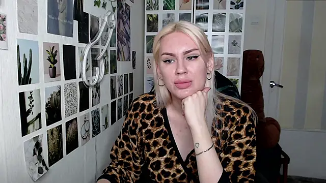 Snapshot of CapriScorpion chatting on November 17, 2025, 12:22 pm CapriScorpion online show from November 17, 2025, 12:22 pm