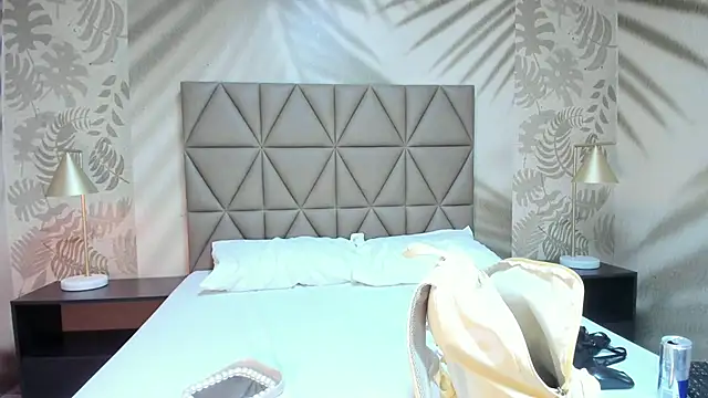 Snapshot of AnneDixie chatting on June 7, 2026, 3:32 am AnneDixie online show from June 7, 2026, 3:32 am