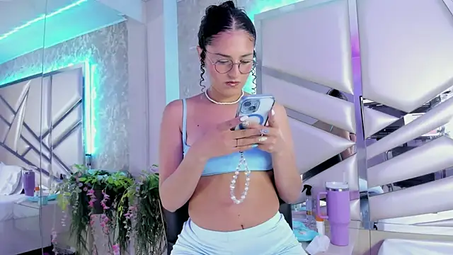 Snapshot of Miia002 chatting on January 25, 2025, 4:23 am Miia002 online show from January 25, 2025, 4:23 am