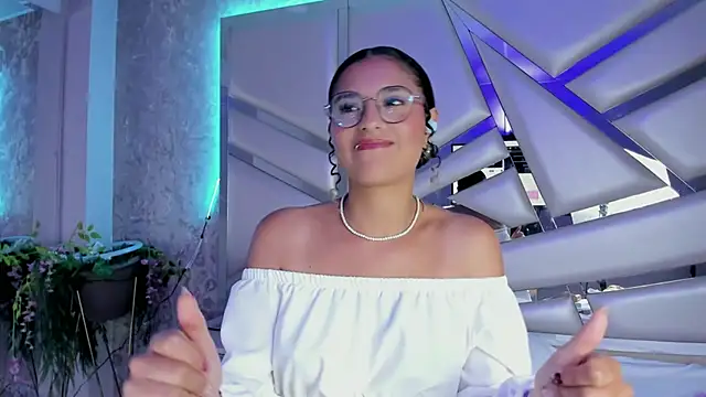 Snapshot of Miia002 chatting on February 28, 2025, 6:21 am Miia002 online show from February 28, 2025, 6:21 am